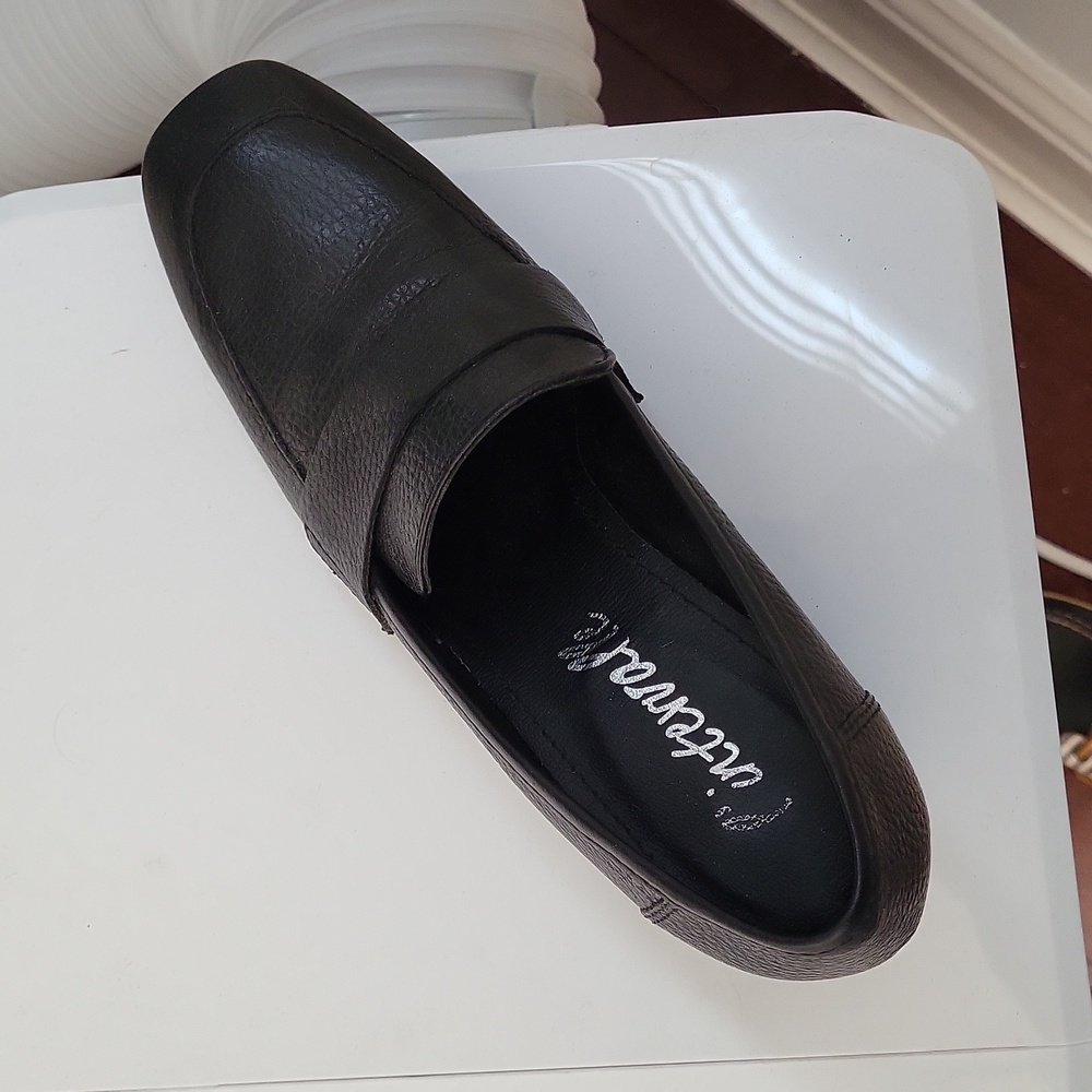 Shoes - Picture 2 of 8